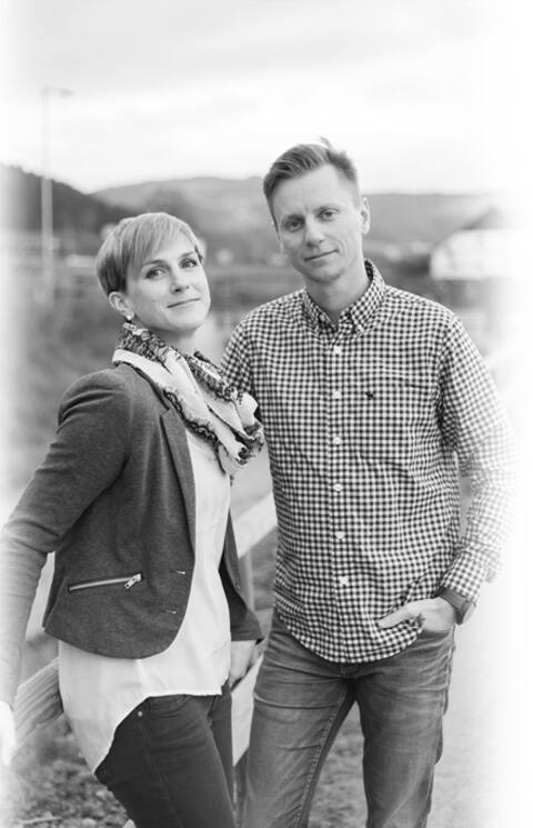 Iris und Mario stehen nebeneinander im Freien, Schwarzweißfoto