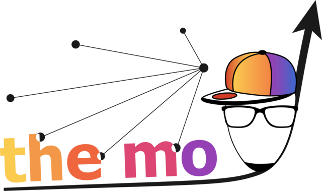 Comic-Logo the mo: Figur mit bunter Kappe und Brille, Schriftzug im Farbverlauf